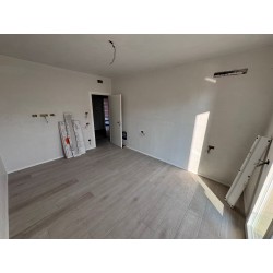 TRE LOCALI CON GIARDINO_O12